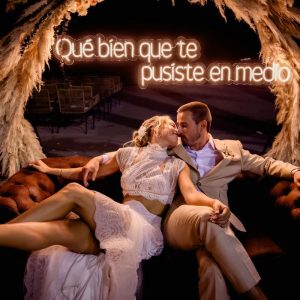 Neón "Qué bien que te pusiste en medio"